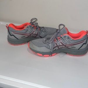 Ladies ASIC Gel Venture. Size7.5. Just a little wear but otherwise excellent!!